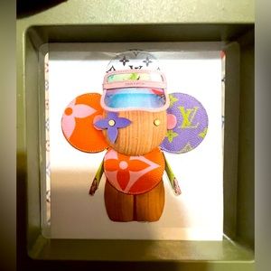 💖🦋💜Louis Vuitton Vivienne Sticker In Protective Frame 🖼️